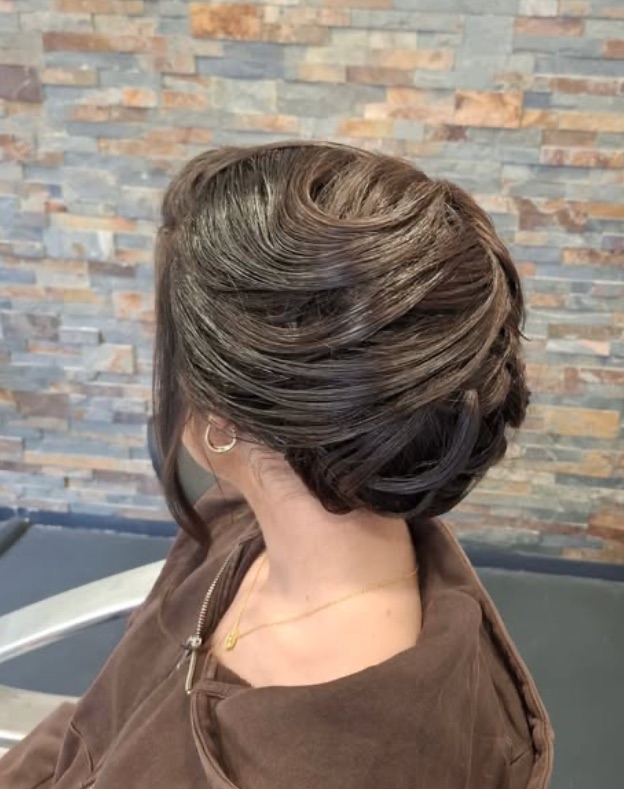 Opgestoken bruiloftkapsel met vlecht gestyled bij Studio K